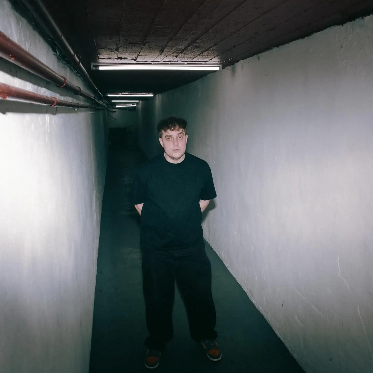 Lucas Lauriente parado en un pasillo blanco de backstage